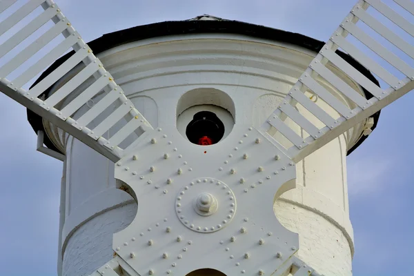 Phare - moulin à vent contre le ciel - Swinoujscie — Photo