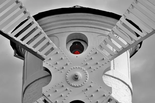 Faro - molino de viento contra el cielo - Swinoujscie — Foto de Stock