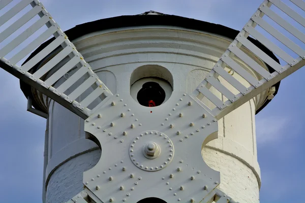 Leuchtturm - Windmühle gegen den Himmel - swinoujscie — Stockfoto