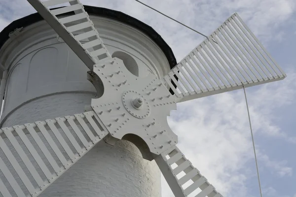 Faro - molino de viento contra el cielo - Swinoujscie — Foto de Stock