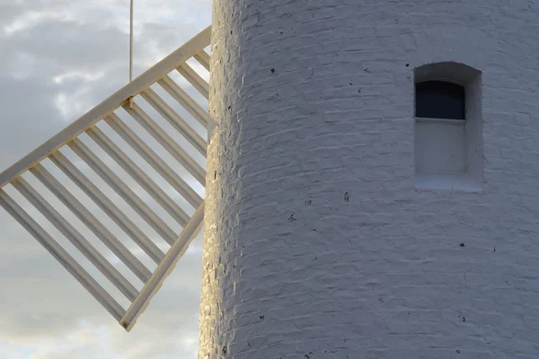 Faro - molino de viento contra el cielo - Swinoujscie — Foto de Stock