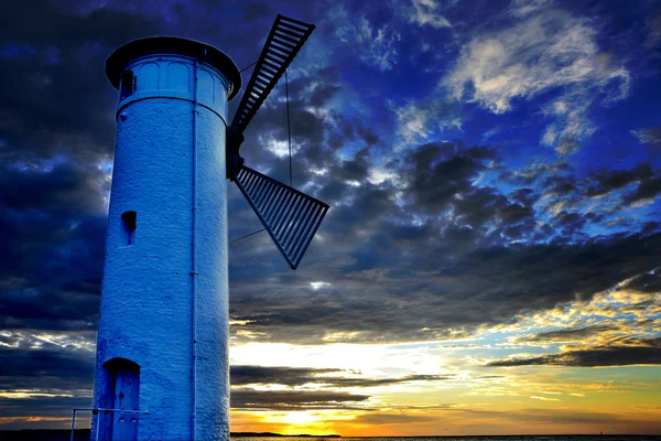 日没時に崖の上の灯台 — ストック写真
