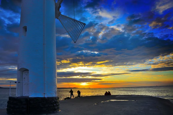 Leuchtturm auf einer Klippe bei Sonnenuntergang — Stockfoto