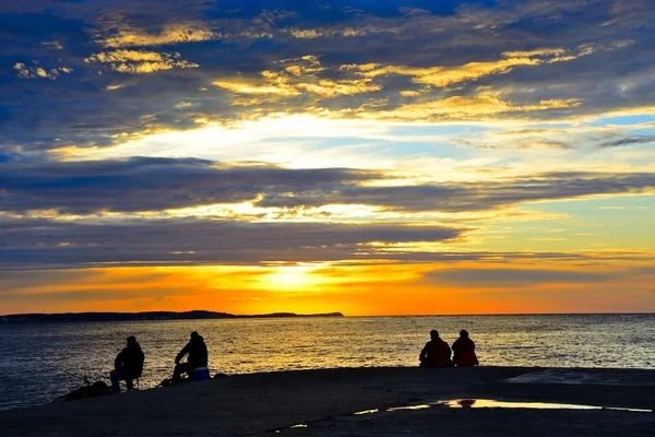 Romanttinen auringonlasku meren yllä — kuvapankkivalokuva