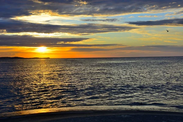 Romantischer Sonnenuntergang über dem Meer — Stockfoto
