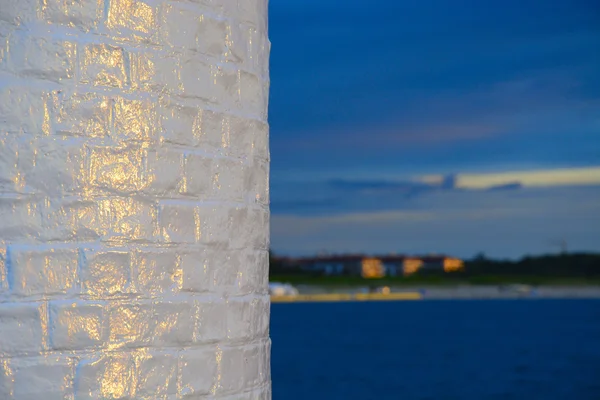 Faro de pared iluminado por el sol poniente —  Fotos de Stock