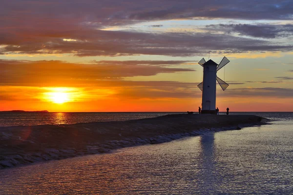 Sonnenuntergang über dem Meer mit Leuchtturm — Stockfoto
