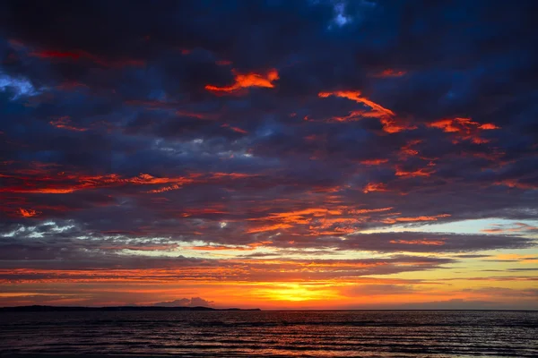 Romantischer Sonnenuntergang über dem Meer — Stockfoto