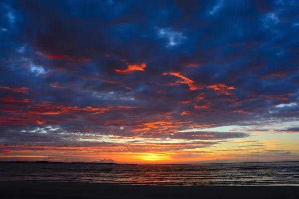 Romantischer Sonnenuntergang über dem Meer — Stockfoto