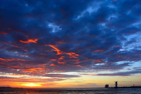 Zachód słońca nad morzem z latarni — Zdjęcie stockowe