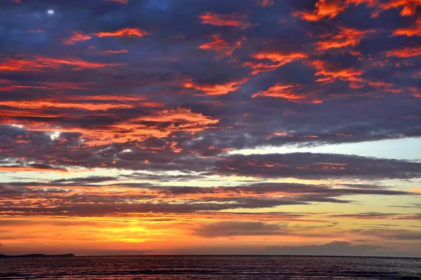 Romantischer Sonnenuntergang über dem Meer — Stockfoto