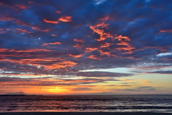 Romantischer Sonnenuntergang über dem Meer — Stockfoto