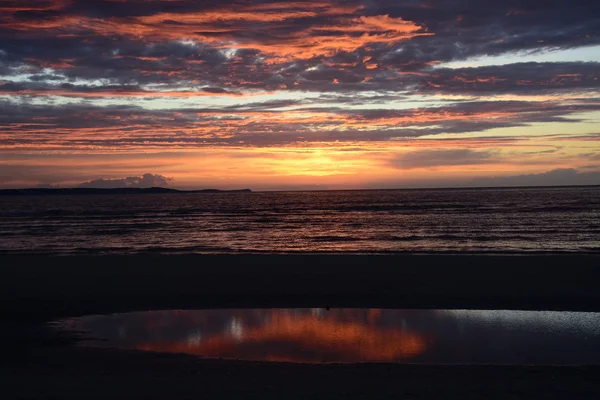 Romantischer Sonnenuntergang über dem Meer — Stockfoto