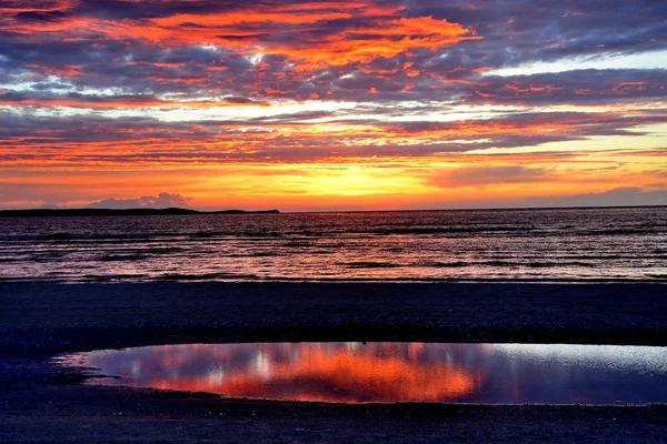 Romantischer Sonnenuntergang über dem Meer — Stockfoto