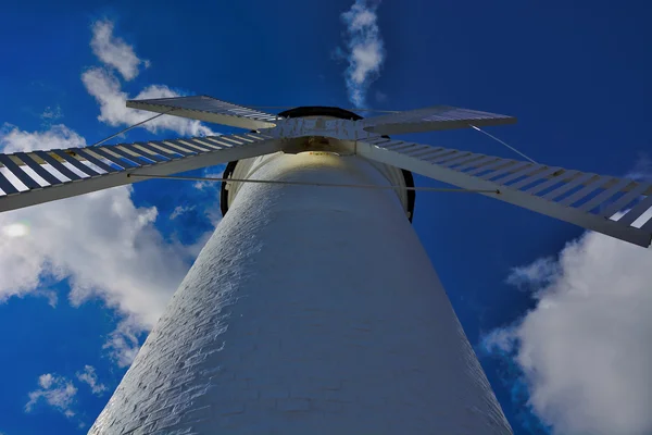 Faro - molino de viento contra el cielo - Swinoujscie — Foto de Stock