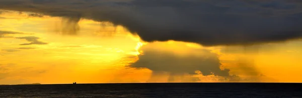 समुद्र प्रती रोमँटिक सूर्यास्त — स्टॉक फोटो, इमेज