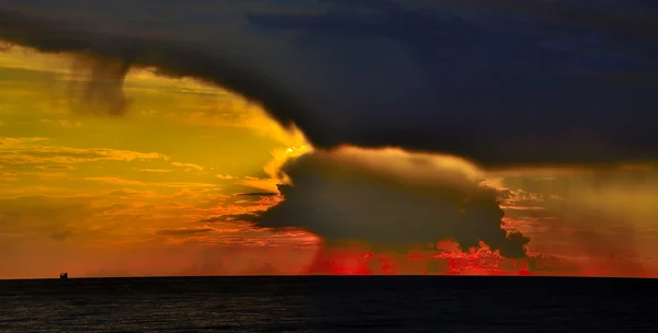 Romantische zonsondergang boven de zee — Stockfoto