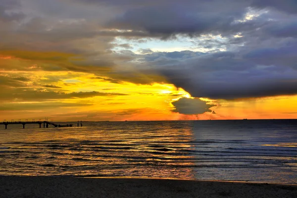 Pôr do sol romântico sobre o mar — Fotografia de Stock