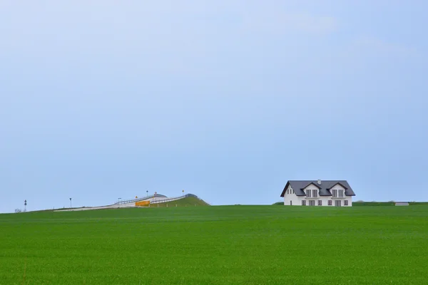 Lonely house on the field — Stock Photo, Image