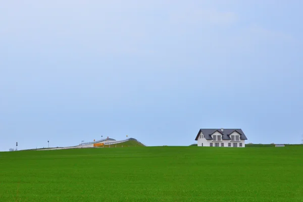 Osamělý dům na hřišti — Stock fotografie