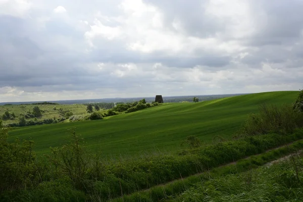 Fuori città - paesaggio rurale - un vecchio mulino a vento sul fiel — Foto Stock