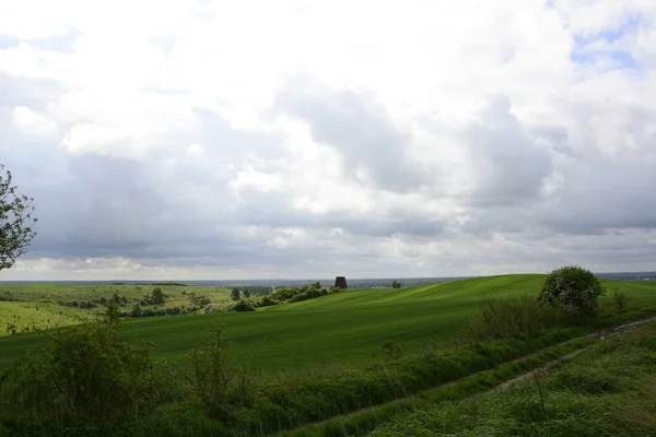 Außerhalb der Stadt - ländliche Landschaft - eine alte Windmühle am Fels — Stockfoto