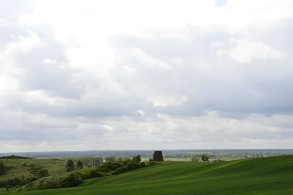 Außerhalb der Stadt - ländliche Landschaft - eine alte Windmühle am Fels — Stockfoto