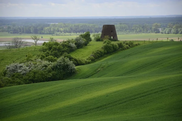 Außerhalb der Stadt - ländliche Landschaft - eine alte Windmühle am Fels — Stockfoto