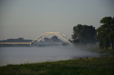 Sisli, güneşli sabah Nehri üzerinde.