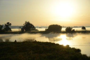 Sisli, güneşli sabah Nehri üzerinde.