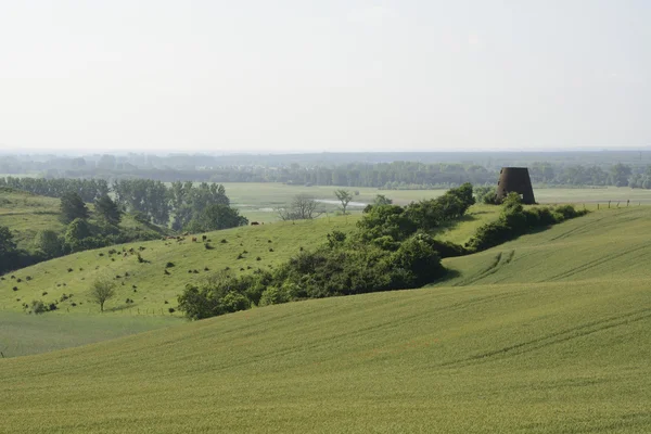 Außerhalb der Stadt - ländliche Landschaft - eine alte Windmühle am Fels — Stockfoto