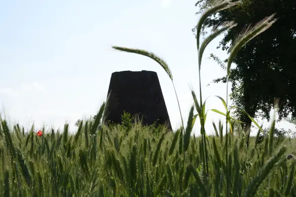 Utanför staden - landsbygdens landskap - en gammal väderkvarn på fiel — Stockfoto