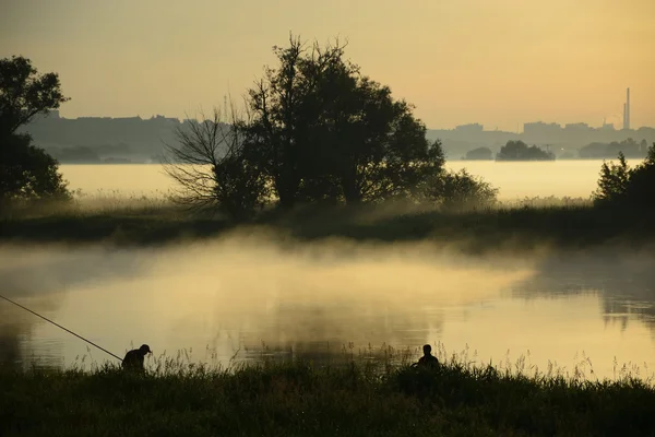 Mistige, zonnige ochtend op de rivier. — Stockfoto