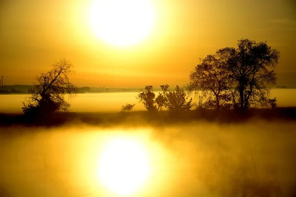 Neblig, sonniger Morgen auf dem Fluss. — Stockfoto