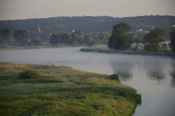 Mistige, zonnige ochtend op de rivier. — Stockfoto