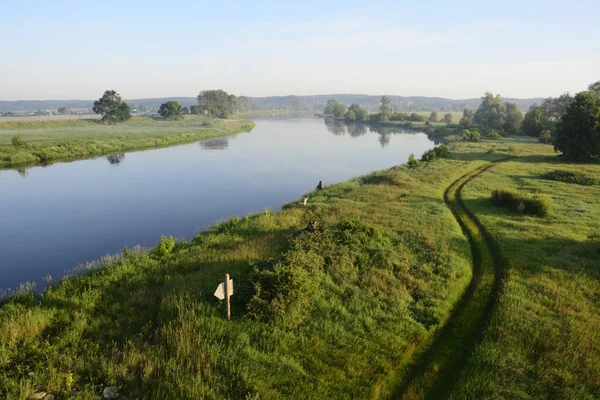Sisli, güneşli sabah Nehri üzerinde.