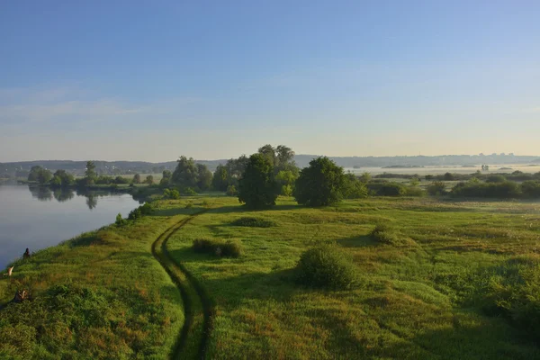 Mistige, zonnige ochtend op de rivier. — Stockfoto