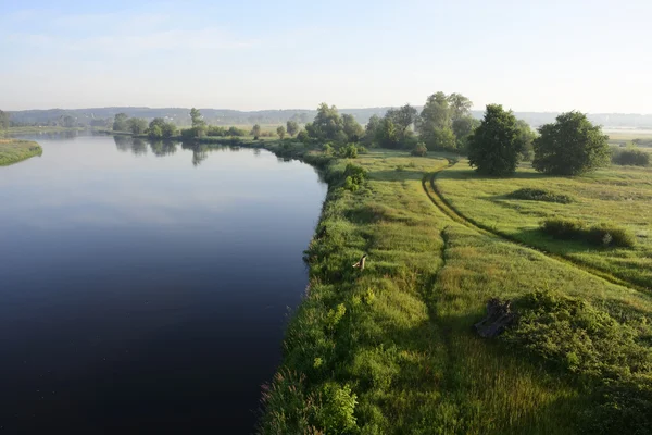 Sisli, güneşli sabah Nehri üzerinde.