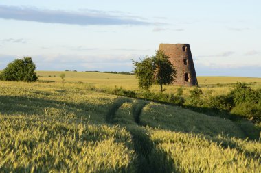 Alandaki eski yel değirmeni