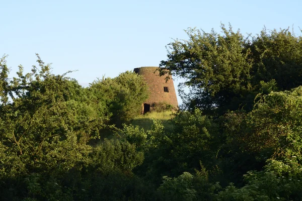 Fuera de la ciudad - paisaje rural - un antiguo molino de viento en el fiel —  Fotos de Stock