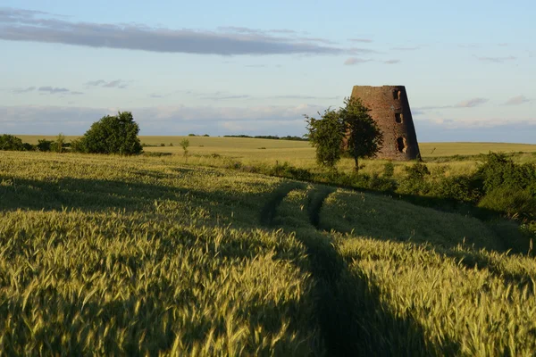 Antiguo molino de viento en el campo — Foto de Stock