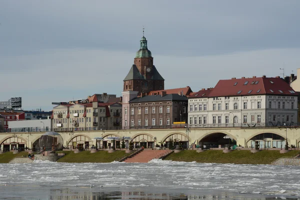 Kentsel nehir kıyısındaki