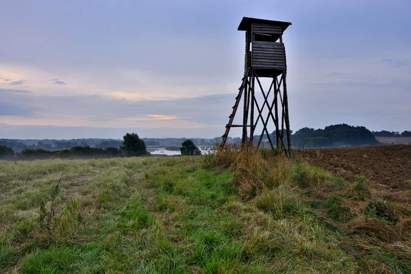 Landschaft mit Jagdturm — Stockfoto