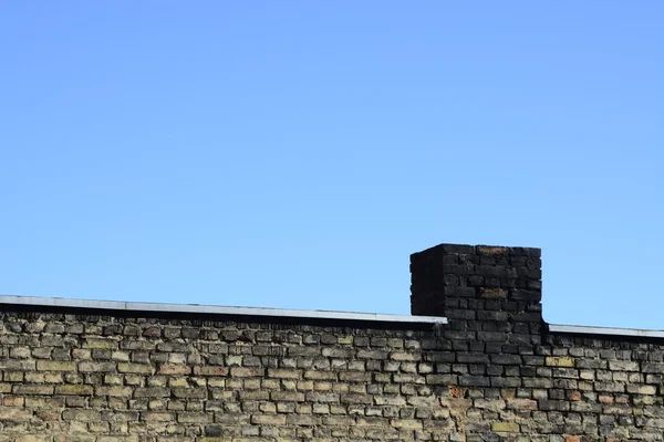 旧砖墙上蓝蓝的天空背景 — 图库照片
