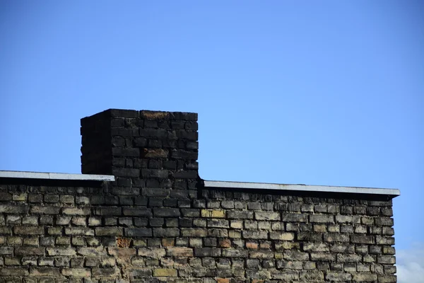 Vieux mur de briques sur fond de ciel bleu — Photo