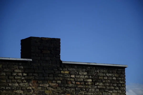 Antigua pared de ladrillo sobre un fondo de cielo azul —  Fotos de Stock