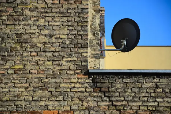 Old brick wall on a background of blue sky — Stock Photo, Image