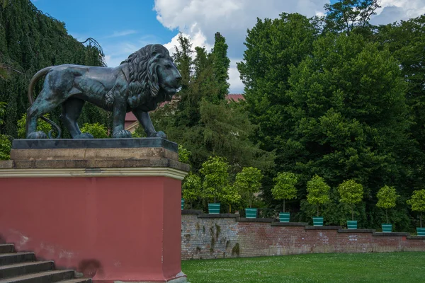 León - escultura frente al castillo — Foto de Stock