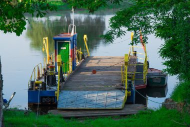 Nehrin karşısında feribot
