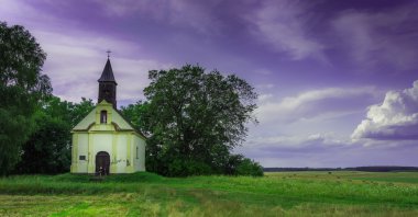 Güzel bir küçük kilise alanında